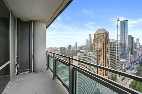 $3,694 / 3br - South Loop Spacious 2 Bedroom + Den with a VIEW, Gym, Pool, 24/hr Sec (South Loop)64041643440259121