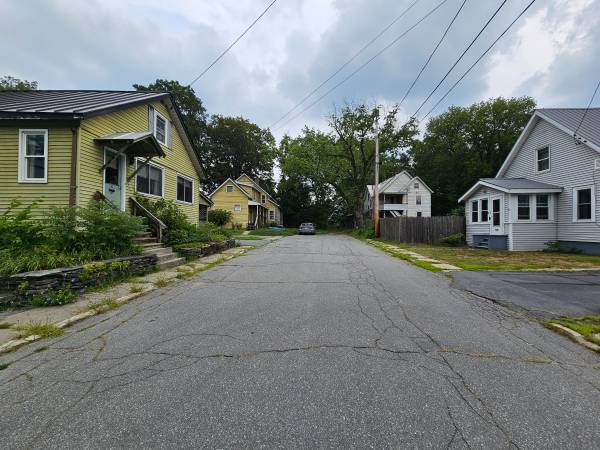 $79,900 / 6br - 2000ft2 - Just Listed - Handyman Special - Could be 1 Large or 2-3 Smaller Units (Springfield)63313390888323121