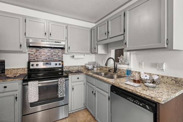 $204,000 / 2br - 926ft2 - 7921 Cricket Ct Unit 305 E (North Charleston)64016104958339124