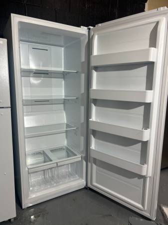 Insignia NS-UZ21WH0 21 Cu Ft Upright Convertible Freezer/Refrigerator 1