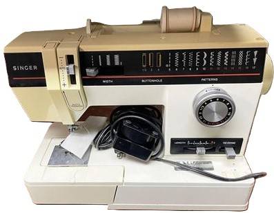 Vintage Singer Sewing Machine 17 stitches & Auto-Buttonhole 1