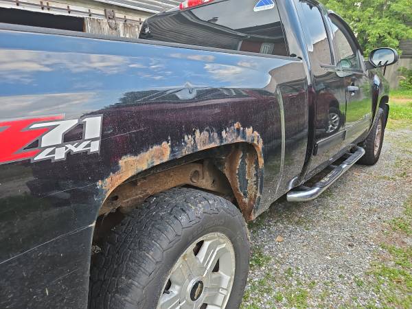 2011 Z-71 Silverado needs body work - $2,000 (Cambridge)63622593812227122