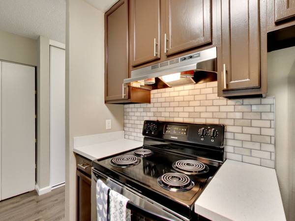 $2,020 / 524ft2 - MIRRORED CLOSETS, HEATED SWIMMING POOL, BALCONY/ PATIO (hayward / castro valley)63860996179971121
