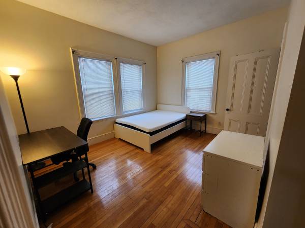 $300 / 4br - 150ft2 - Large Furnished Room. Prime location. Utilities included. (Quincy)63912517677315120