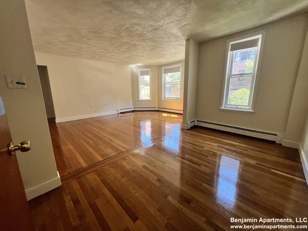 $3,125 / 2br - NO FEE. Brookline 2 bed with Parking for rent.63810039920641122