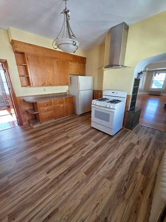 3 beds so almond st no pets 1950.00 1