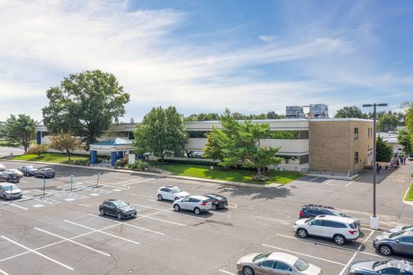 $889 / 140ft2 - Get Back to Work ! FALL in Love with Your New Office Space (West Long Branch)63612017686403121