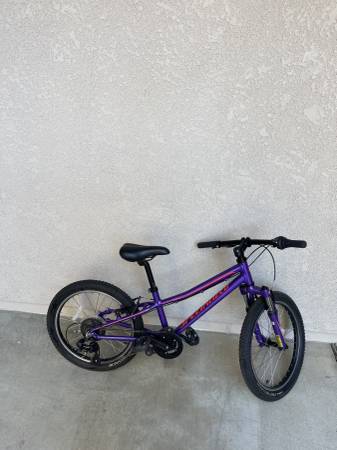 Bicicleta Specialized Hotrock de 20” para niñas - $250 (Kearny Mesa, San Diego, CA)63436954020995124