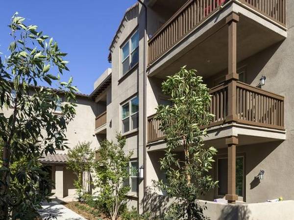 $2,887 / 2br - 1018ft2 - Vibrant Outdoor Deck, Quartz Countertops, Barbecue Grills (Dos Lagos)64028083186306124