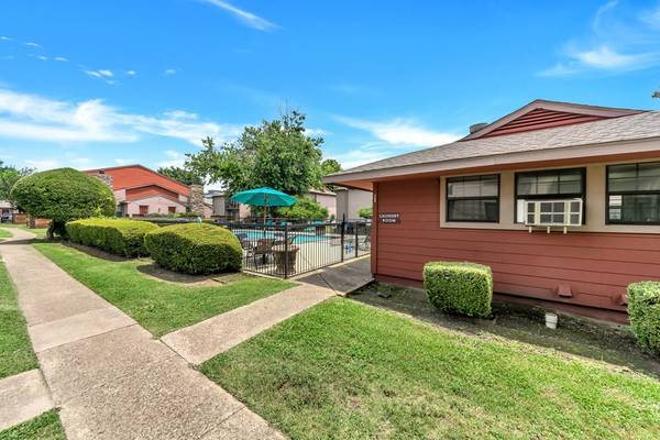 $1,165 / 1br - 735ft2 - Linen Closet, Weight Machines, Pet Play Area (4500 Sojourn Dr, Addison, TX)63796555821699121