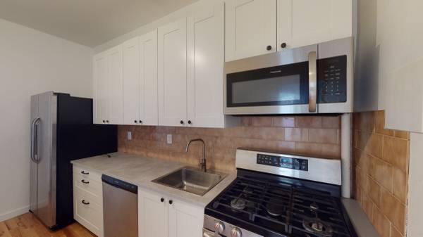 $2,150,000 / 4500ft2 - Renovated 6 Family in Prime Greenpoint! 2 Units Delivered Vacant! (Greenpoint)64033634467841123