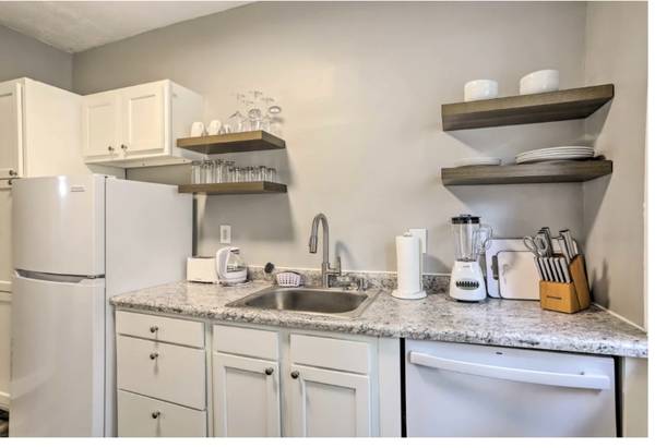 $1800.00 / 2br - 900ft2 - Charming Fully Furnished Apt In Cleveland Heights, Off Street Parking63860364177281122