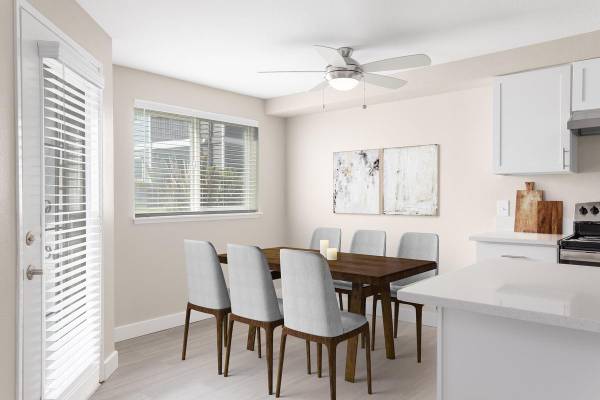 $1,392 / 1br - 729ft2 - Newly Renovated Homes*, Swimming Pool, Fireplace (Milwaukie, Southgate)63831752784259121