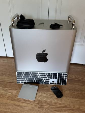 2019 Mac Pro w/ Magic Mouse, Keyboard, Trackpad 1