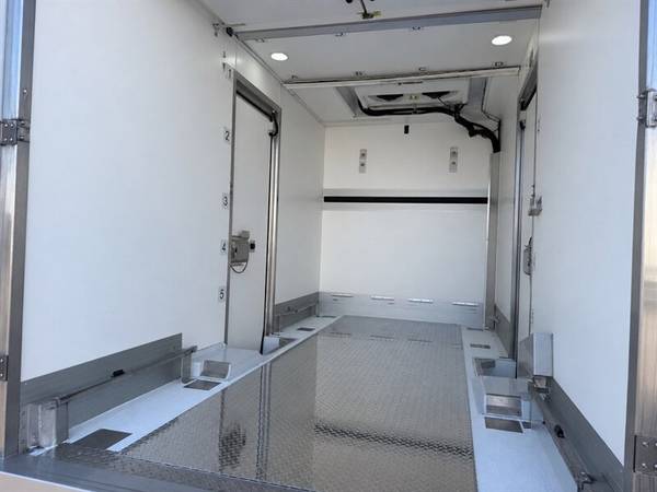 2022 Ford Transit 350 Refrigerated - Photo 9