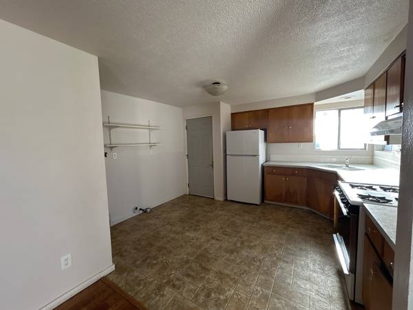 $1,100 / 2hab - 921ft2 - 463 SW Madison - Duplex de un solo nivel de 2 habitaciones y 1 baño (Madras)63839290663555124