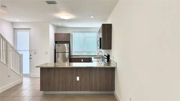 $2,700 / 2br - 1200ft2 - Super Spacious & Super Bright 2bd Townhome! (East of 5th Townhomes- Biscayne Park)64001847297539121