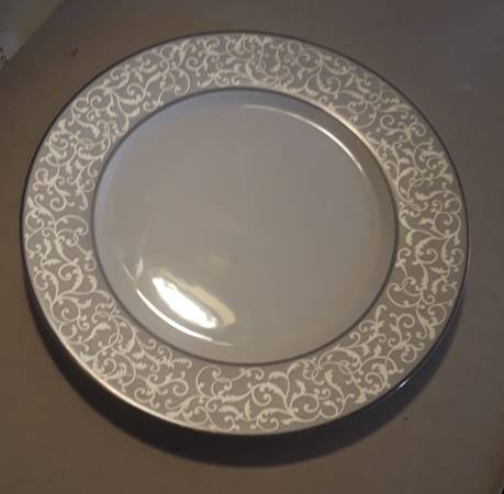 Mikasa dinner plates (8) 1