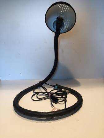 THE HUGGER PORTABLE LAMP 1