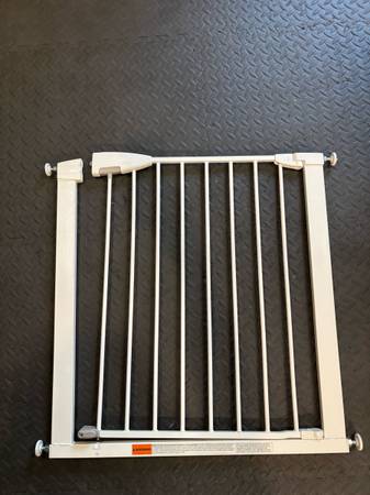 Munchkin baby gate 1