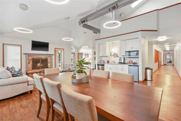 $1,775 / 2br - 950ft2 - New Upgrades, Coffee Bar, Seasonal Pool, In Unit Laundry63808131253121123