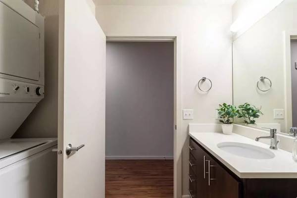 $1,599 / 451ft2 - ¡Estamos justo en la línea de autobús! Excelente estudio de 451 pies cuadrados (Portland)63831753422081122