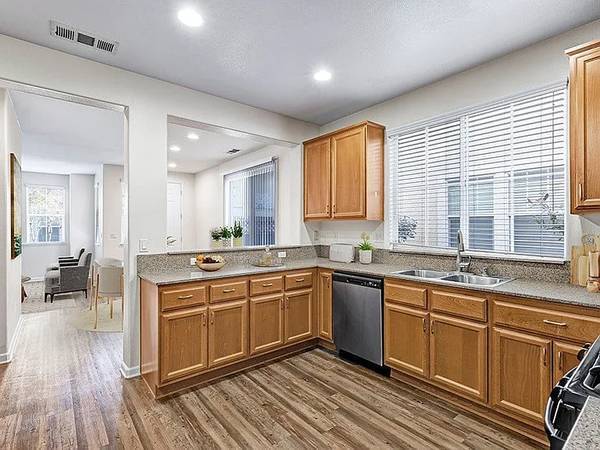 $911 / 1br - Comfortable 1BR Apartment Near Downtown Areas Fremont (fremont / union city / newark)63964933299458123