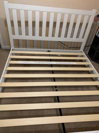 Zinus Deluxe Platform Queen bed with Slatted Headboard 1