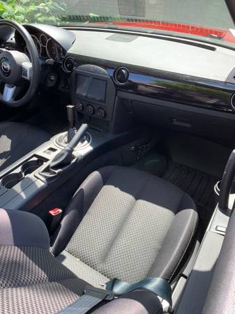 2006 Mazda Miata - convertible; maroon - $6,500 (Oak Brook)63616748520065123