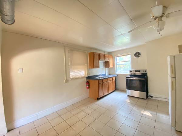 $950 / 2br - Greenfield Two bedroom Unit close to Downtown (Greenfield/Downtown)63664545092739124