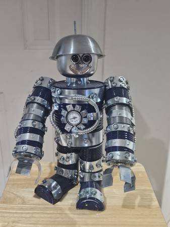 Happy Smiling Robot statue 1