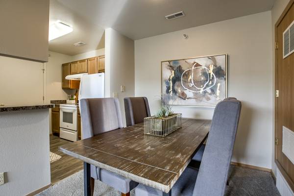 $1,370 / 1br - 780ft2 - Beautiful 1st floor 1 bed 1 bath available immediately! (La Vista)63681714088577124