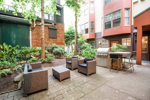 Studio 1/BA, Courtyard, In Seattle 1