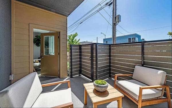 $3,390 / 2br - 1148ft2 - Chic 2-Bed, 2-Bath Condo in West Oakland’s Vibrant Hub (oakland west)63668012069249120