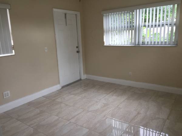 $1,250 / 1br - RENOVATED APARTMENT/ EFFICIENCY RENT (Miramar)63906442524547120