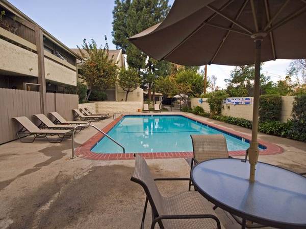 $2,448 / 1br - 982ft2 - 1 dormitorio más ático: estacionamiento cubierto, piscina, armarios empotrados (Sherman Oaks)63840112852097121