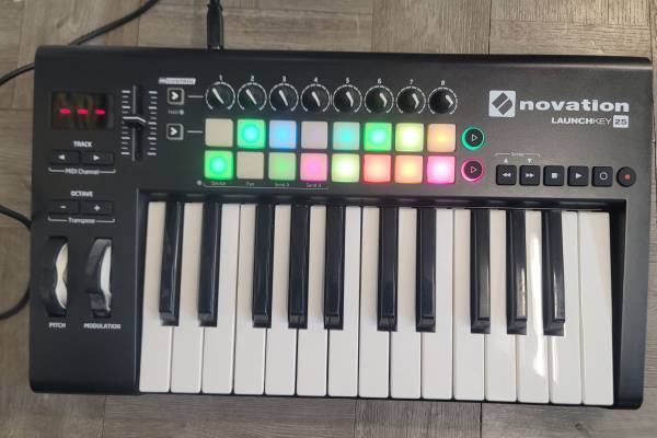 Novation Launchkey 25 Mk2 Midi Keyboard Controller 1