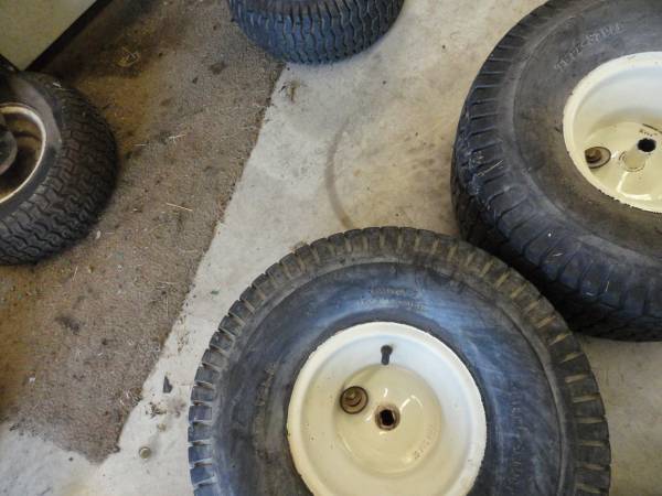 Dos juegos de neumáticos y llantas traseras Cub Cadet - $40 (Liberty Center, Ohio)62972004147073123
