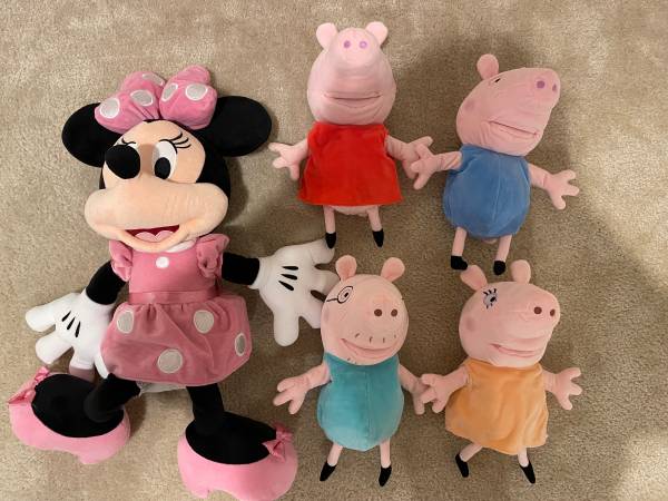 Peppa pig puppets (they talk and move hands) and huge Minnie Mouse 1