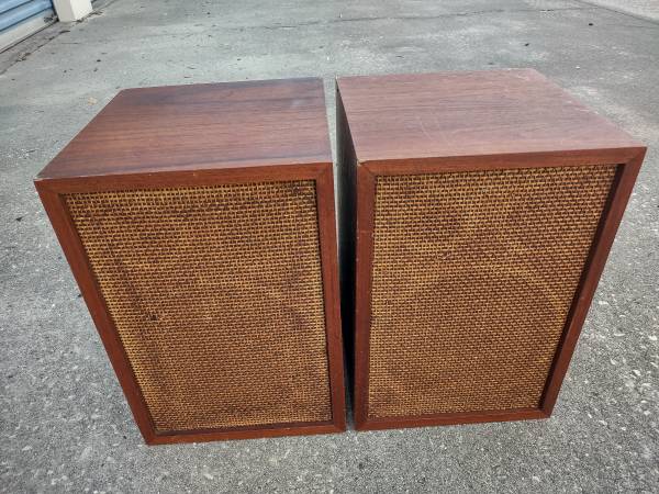 Vintage Speakers XAM E.J Korvette Oiled Walnut 20x15x14 3 W 1