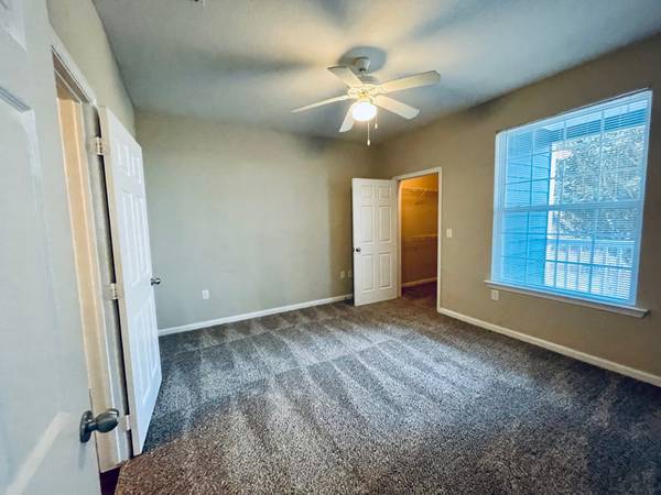 $1,349 / 1br - 847ft2 - #301 1 bed 1 month base rent free waived app & admin (Asheville)64029374896386124