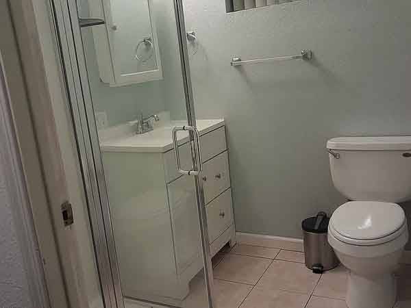 $915 / 1br - Bright 1 Bedroom… quiet location near shops & restaurants (portola district)64055521140483121