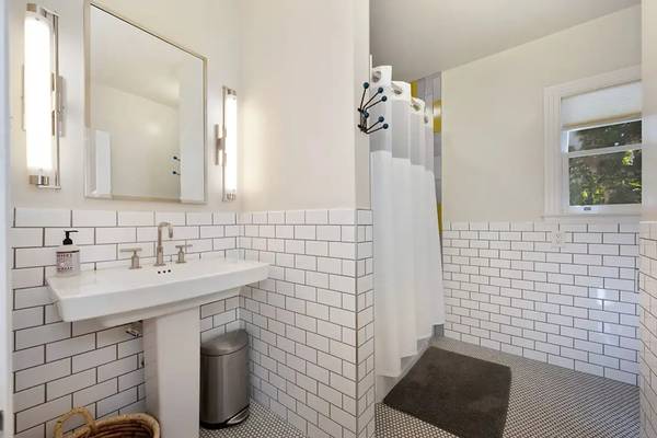 $2,100 / 3br - 1300ft2 - Charming 3-Bedroom, 2-Bath Home in Land Park – (Central Sacramento)64043835039747122