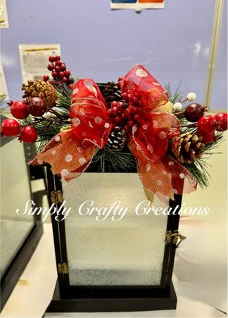 Red holiday lantern with flameless candle 1