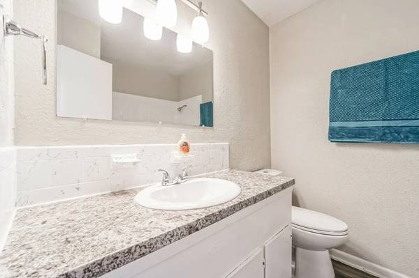 $1,200 / 2br - 930ft2 - 👻🎃 Spooktacular Look & Lease Special! 🎃👻 (Houston)63924171038722124