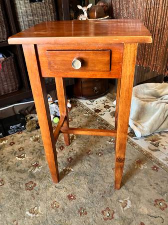 Maple finish end table 1