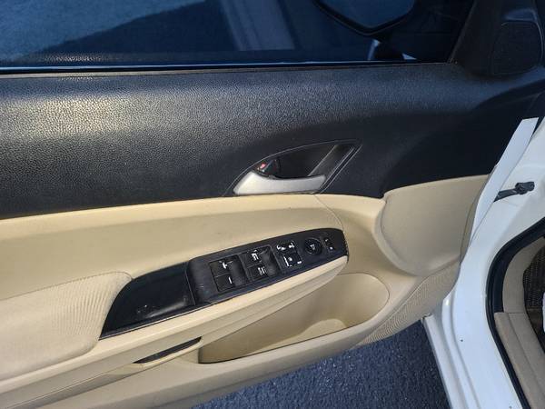 2012 Honda Accord 4 puertas Sedán LX premium - $7,950 (DORAVILLE)63620404588929122