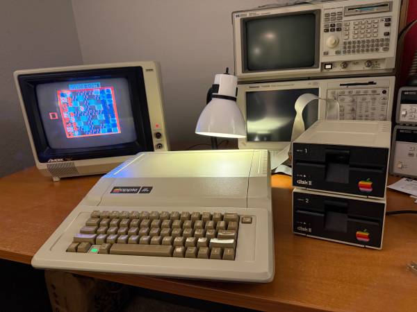 Vintage Apple IIe Computer with monitor 1