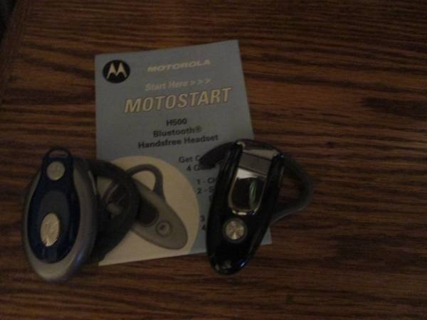 2 Bluetooth Motorola Headsets 1