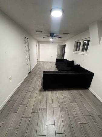 $1,460 / 2br - 842ft2 - Two bedroom home with fenced in yard (Pinellas Park)64002492866307120